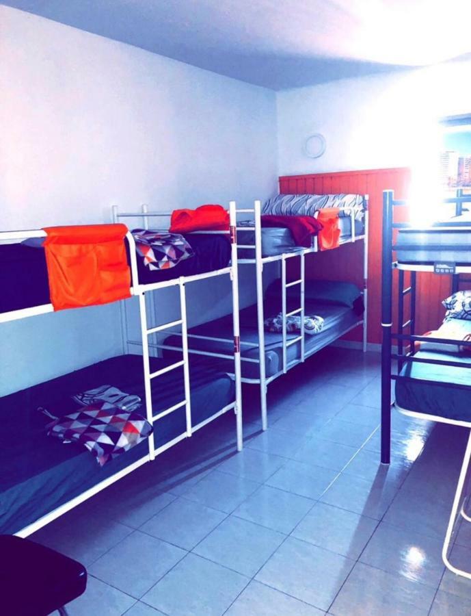 Larios Cool Hostel Малага Экстерьер фото